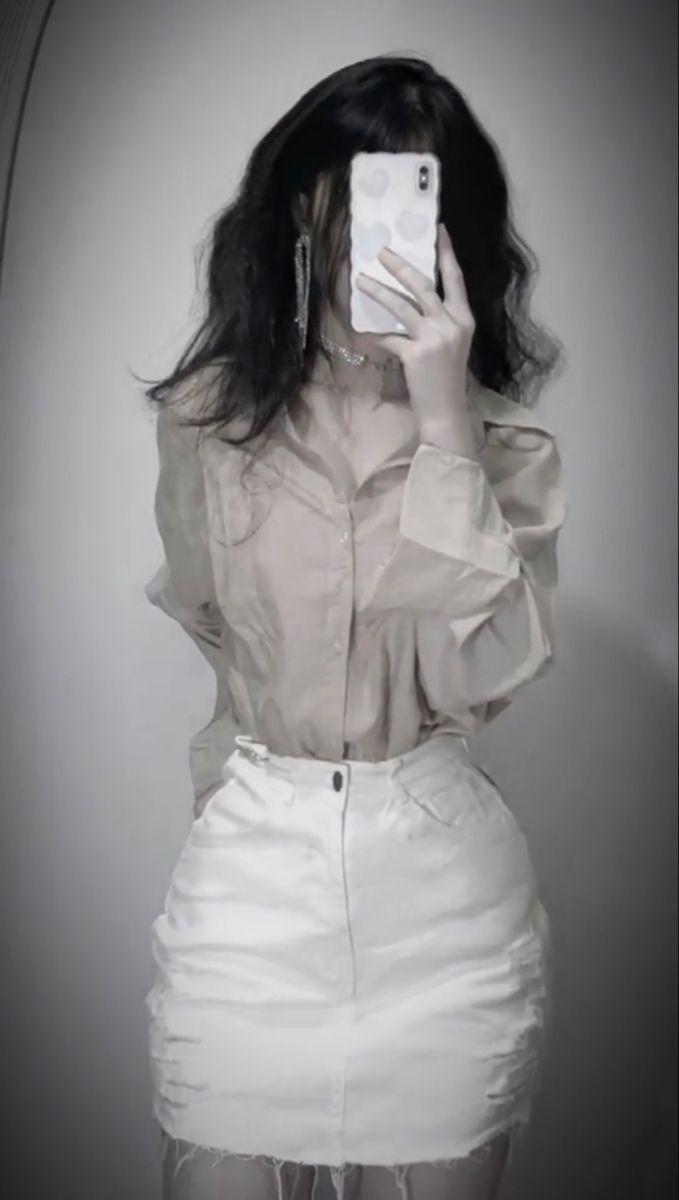 Hình cô gái xinh trong áo trắng cổ áo chính chữ