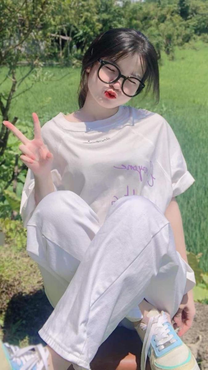 Gái Xinh Ngực To Mặc Áo Trắng Cute