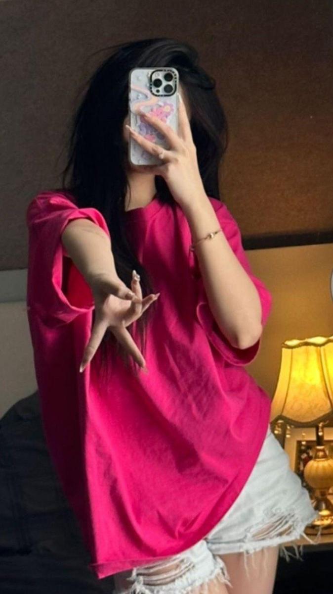 Ảnh gái tây xinh đẹp trong áo vải màu đỏ