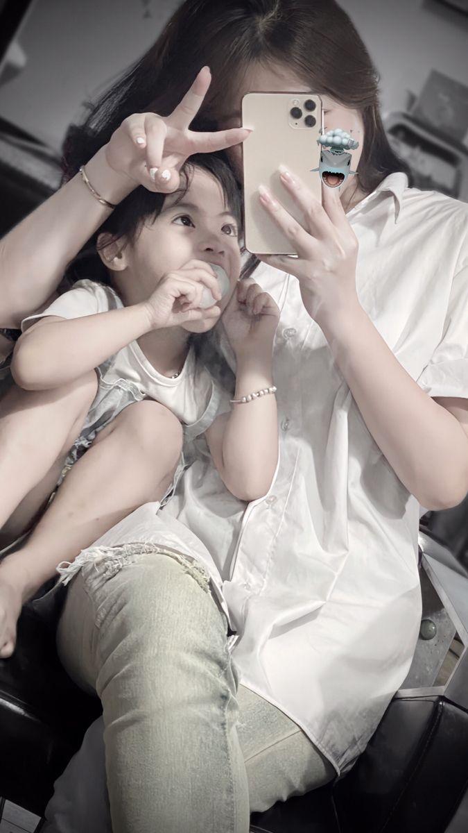 Gái Xinh Tay Cầm Tay