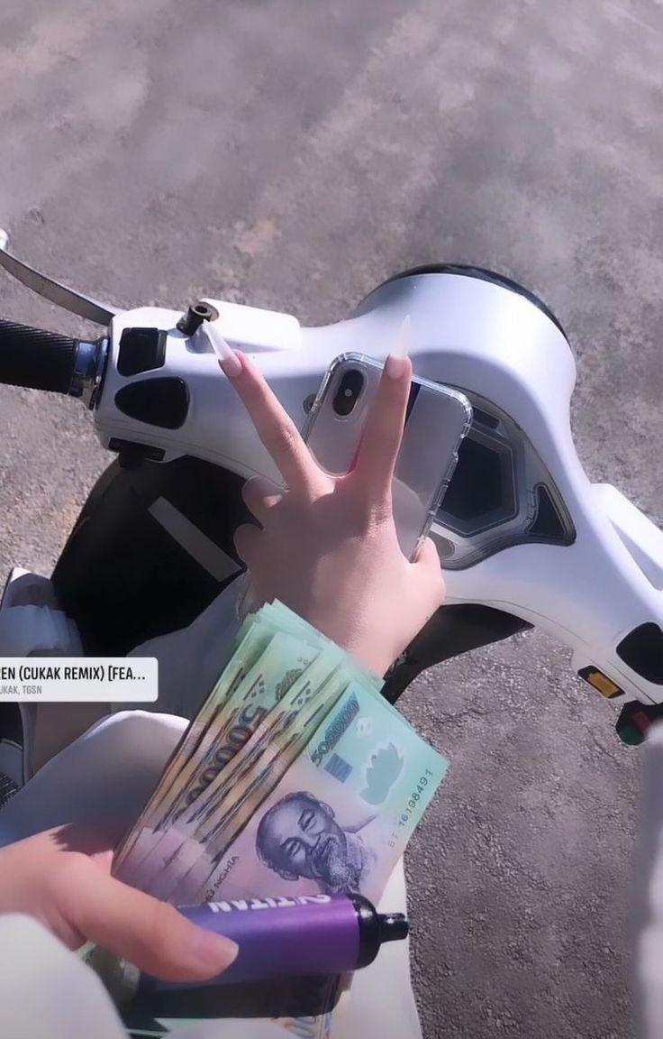 Gái tây xinh đẹp chụp ảnh tay lái xe đạp