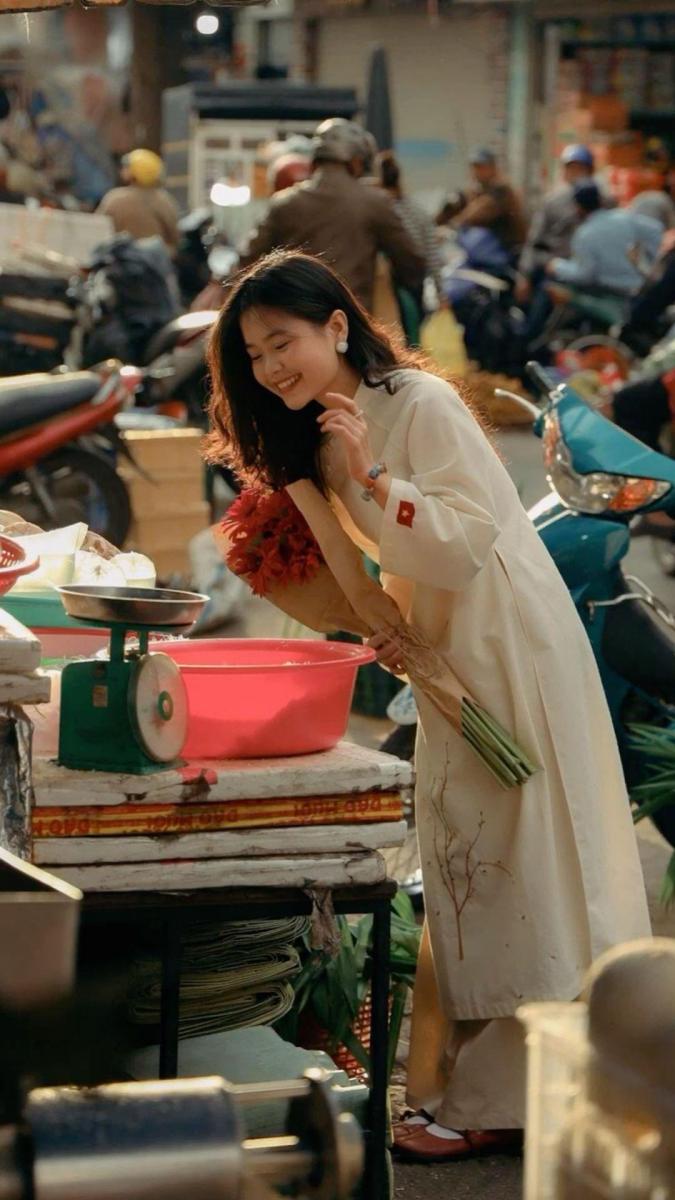 Ảnh gái xinh ngực to tay ngồi đen hạnh lý