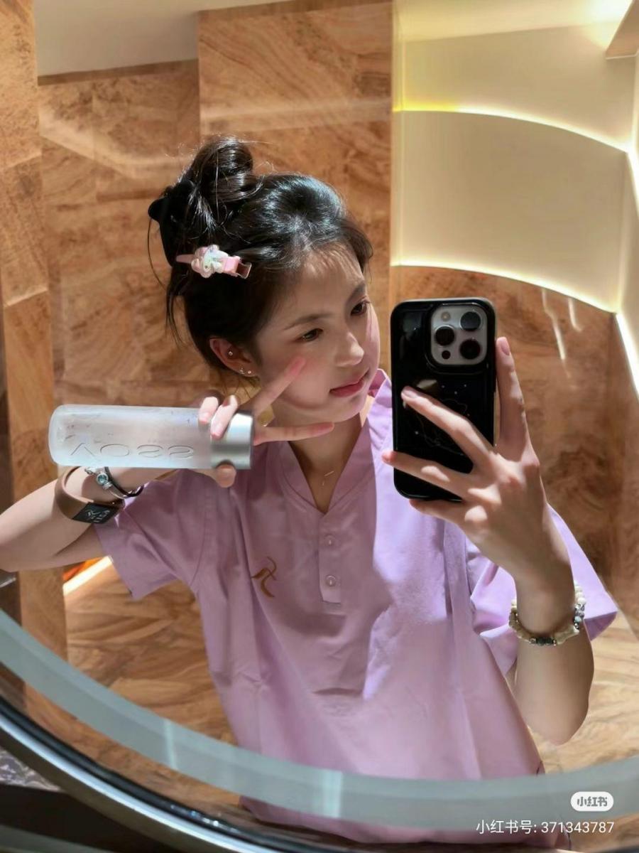 Cô gái xinh đẹp với ngực to và tay ngon