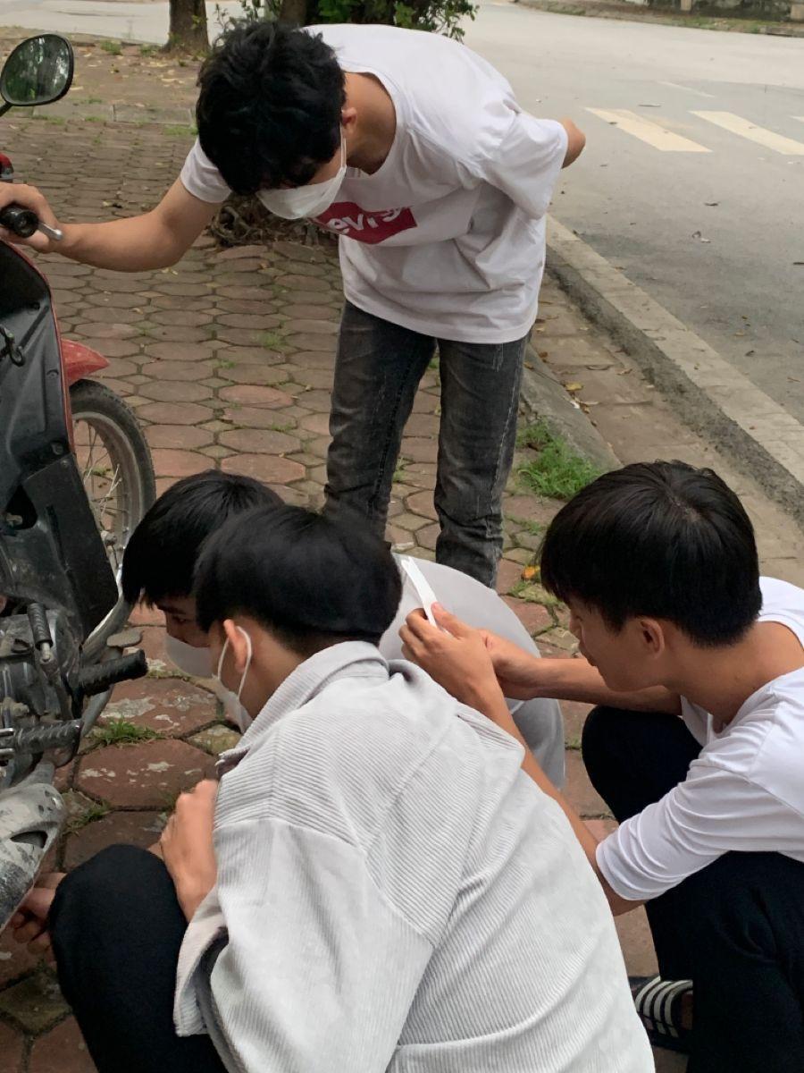 Show gái xinh với ngực to tay lái xe máy