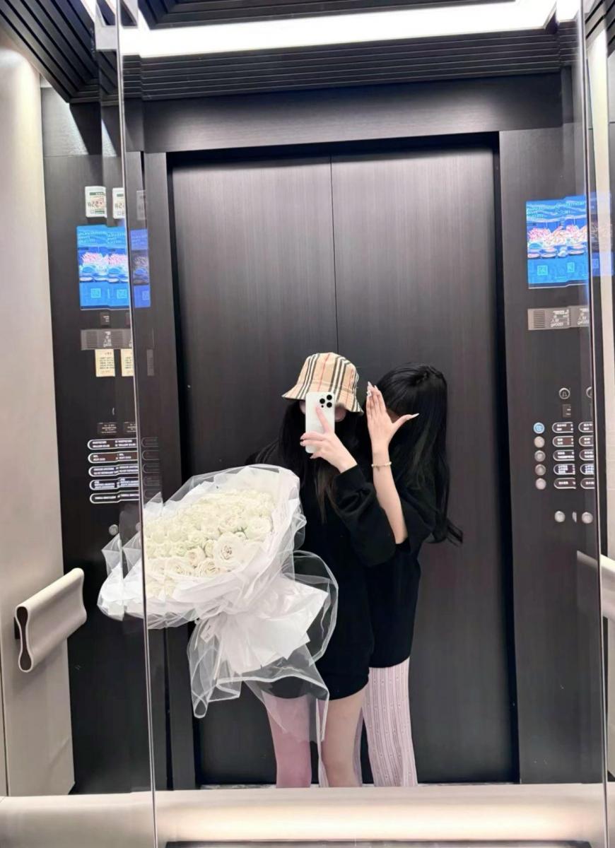 Ảnh gái xinh thật trong thang máy