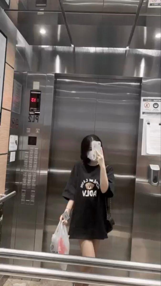 Ảnh gái xinh xinh ngực to trong thang máy