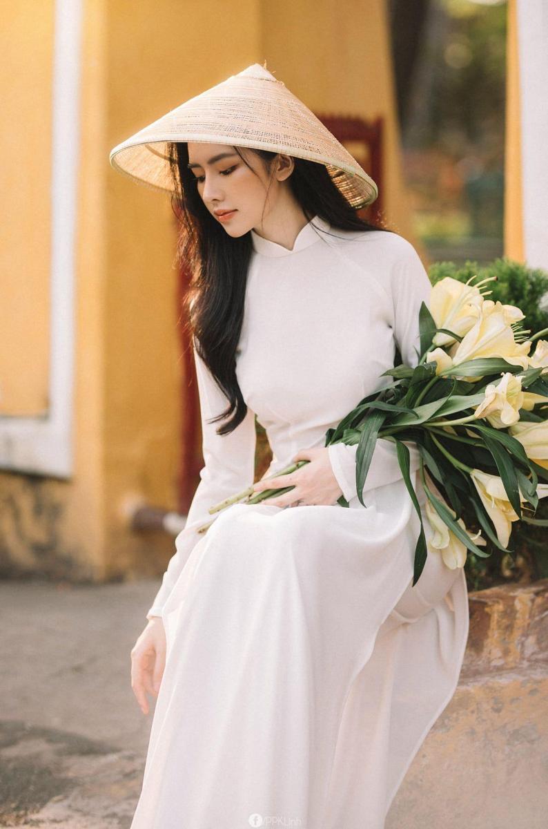 Hình ảnh cô gái xinh đẹp trong áo choàng cô dâu