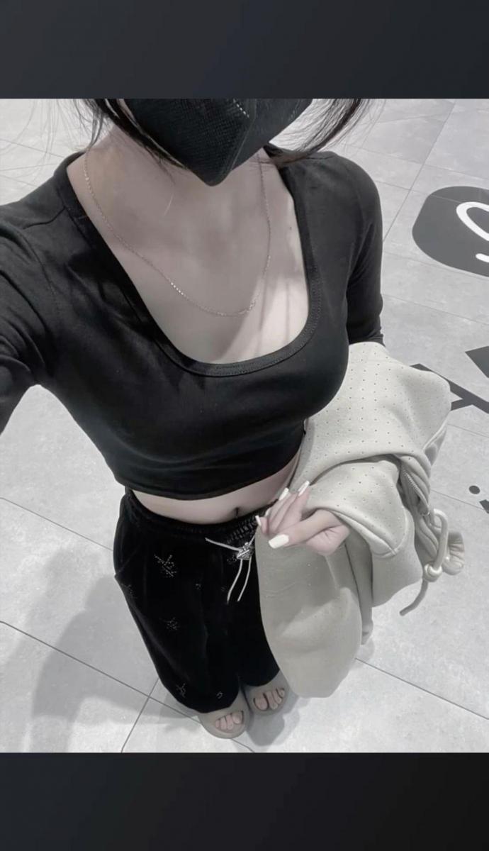 Gái xinh HD trong áo crop top khoe vòng eo thon gọn