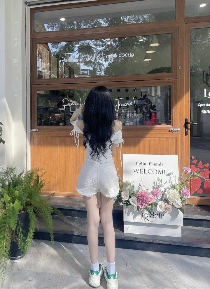 Gái xinh thoát y với tóc dài đeo kính