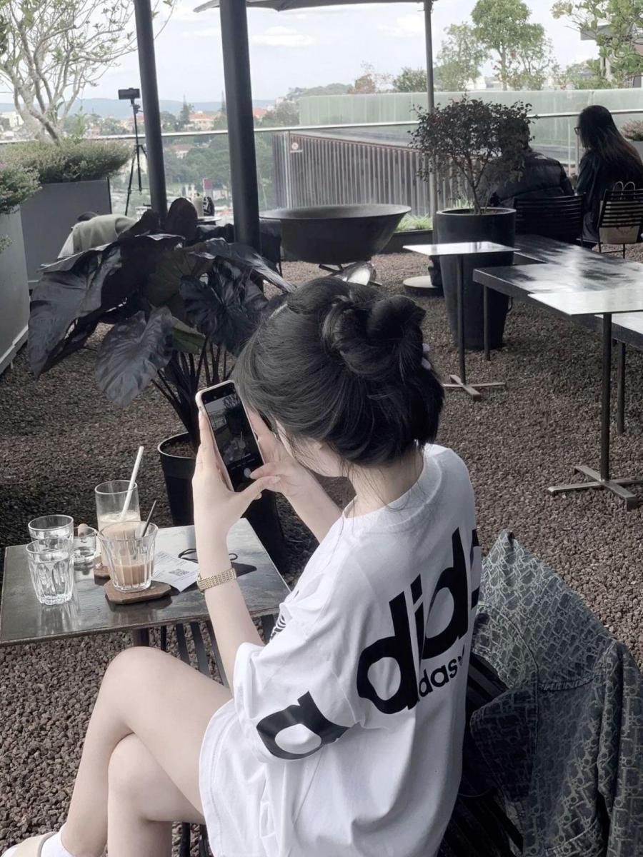 Gái Xinh Lung Linh Ngực To Đầu Gối Gái Gọi