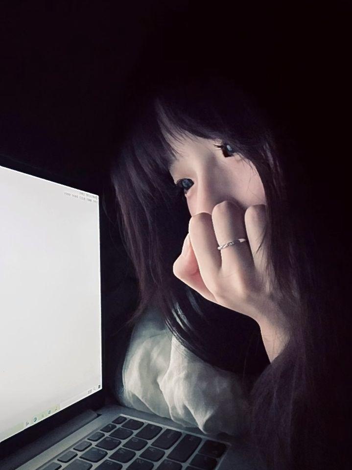 Ảnh gái xinh dáng ngon trong thiết bị điện tử