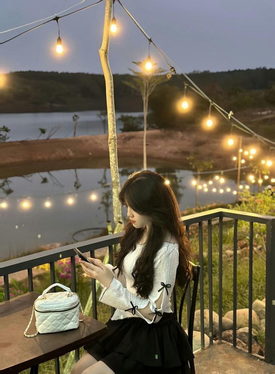 Ảnh gái xinh lộ hàng bên hàng rào chụp ảnh