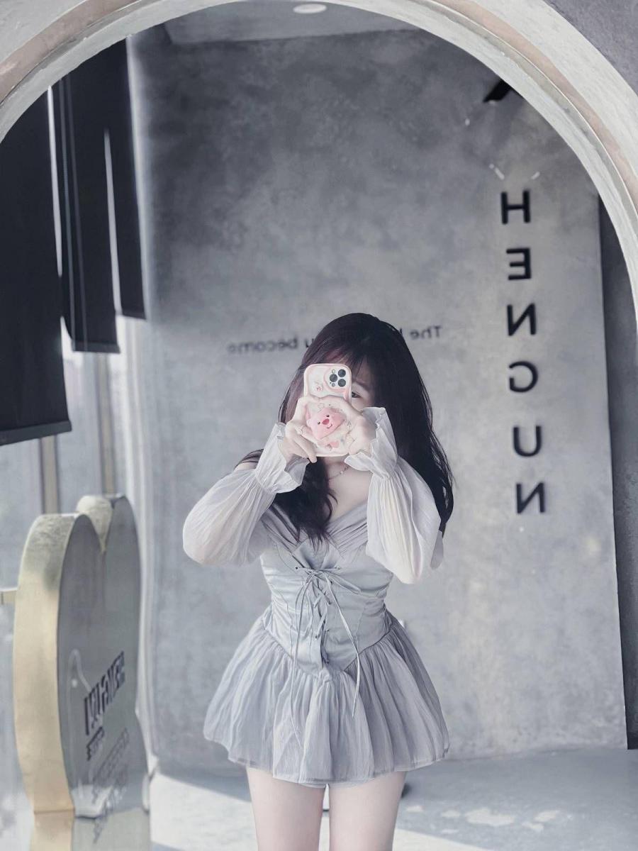 Gái xinh đeo khẩu trang trong thời trang mới
