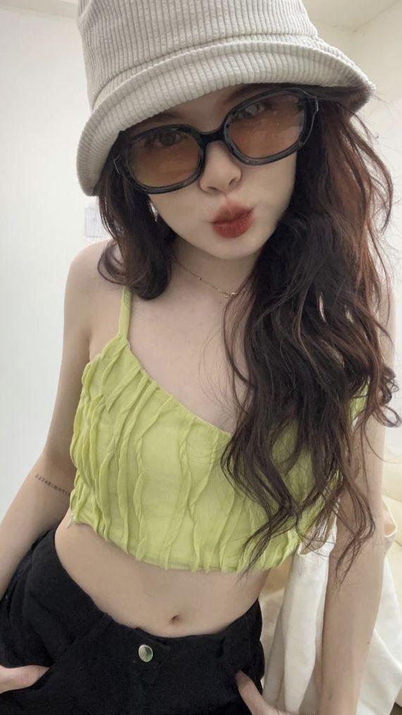 Gái Xinh Mặc Áo Sơ Mi Trắng Và Gái Xinh Không Mặc Áo