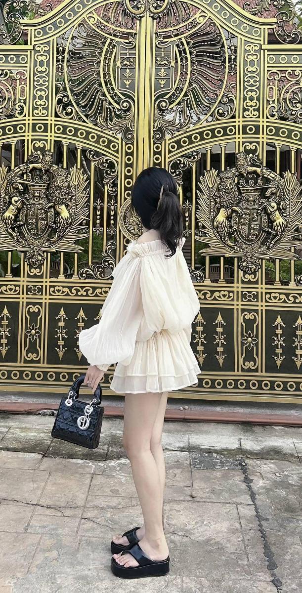 Gái xinh cởi trần trong bộ sưu tập thời trang mới
