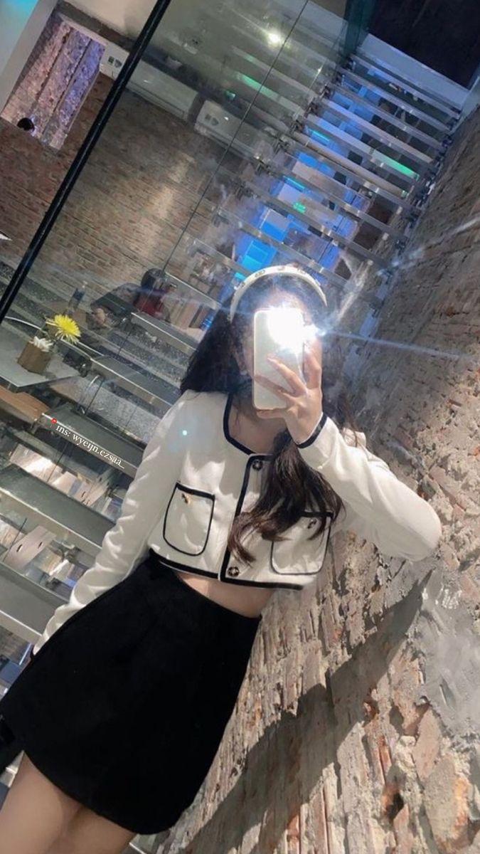 Hình ảnh cô gái xinh đẹp trong thời trang áo thật lưng