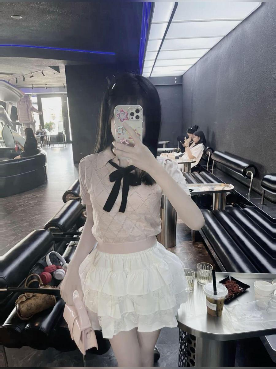 Gái đẹp TikTok trong bộ sưu tập thời trang áo thiết kế