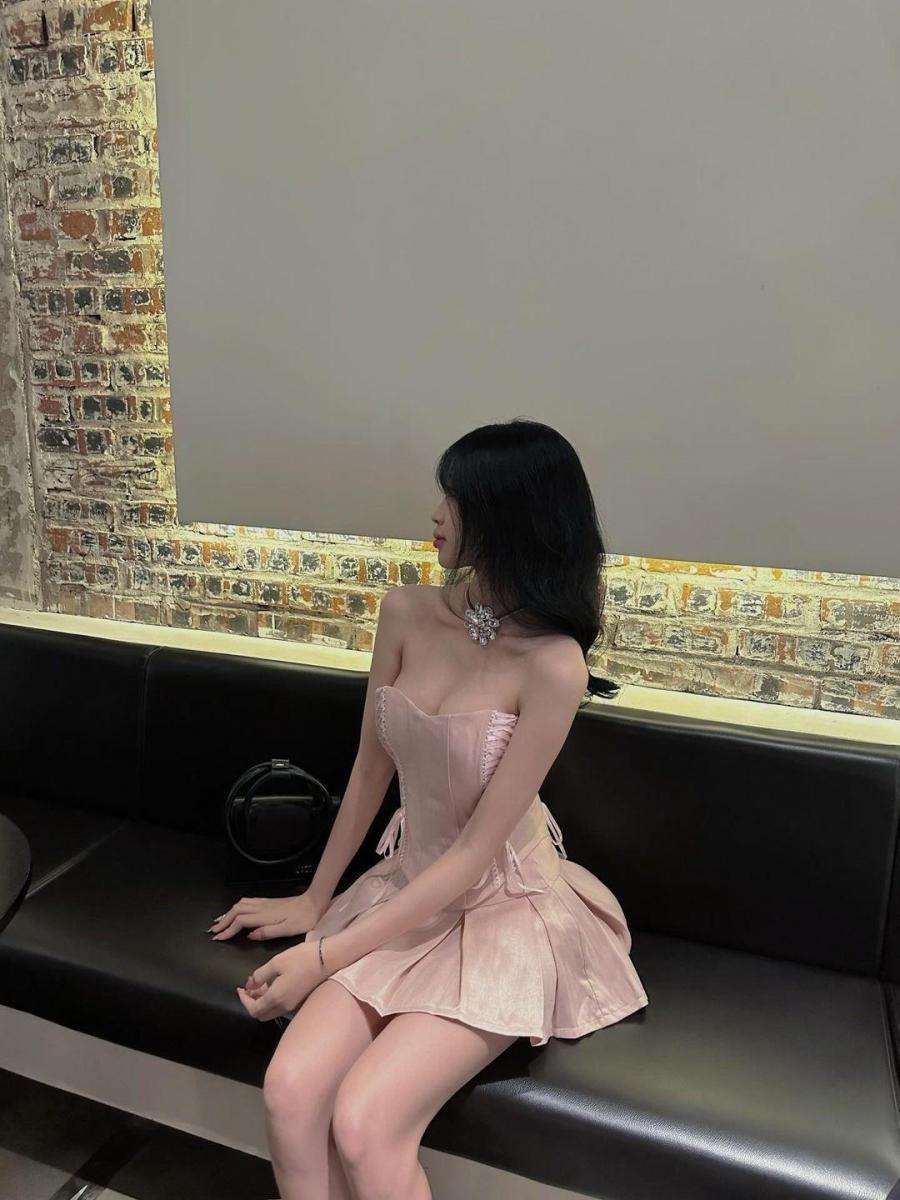 Ảnh gái xinh 2k7 trong đầm hồng thời trang
