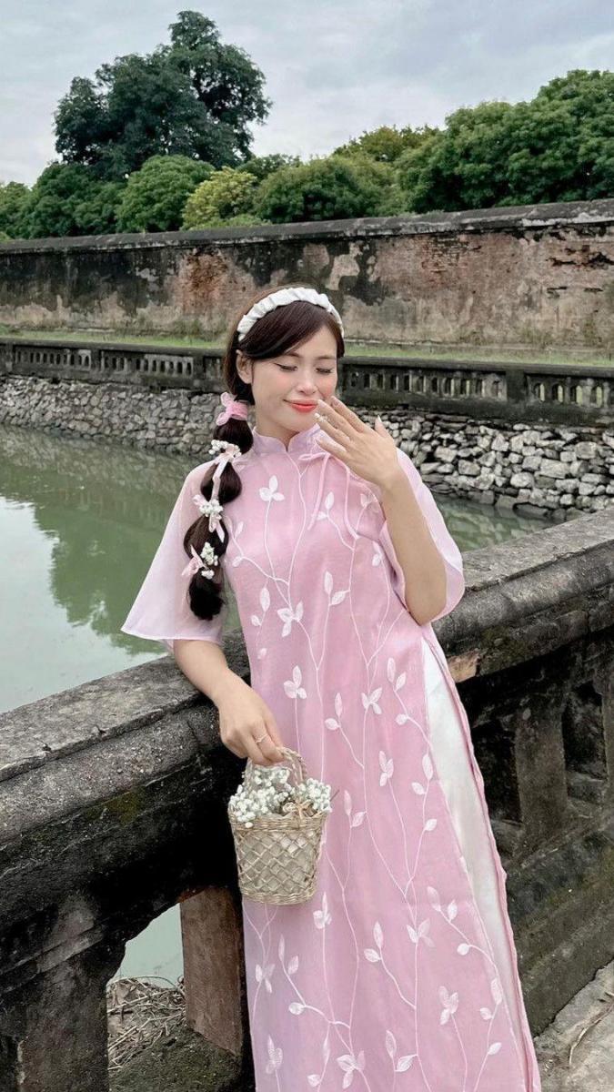 Gái Xinh Đáng Yêu Trong Đầm Hồng