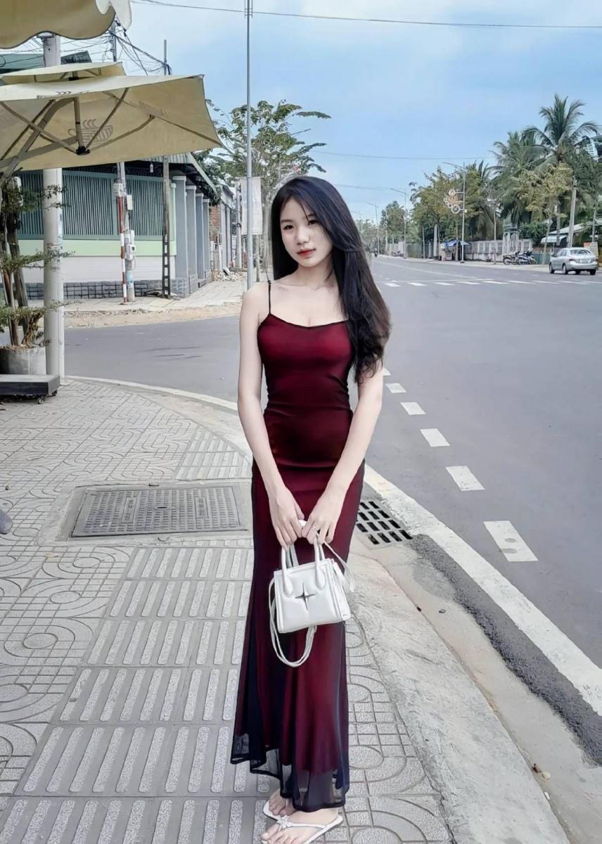 Gái xinh mặc áo dài trắng khoe quần lót