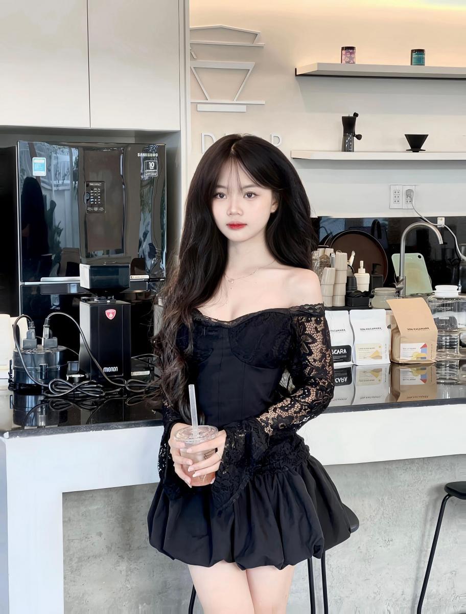 Ảnh gái xinh Tik Tok trong trang phục đầm thật lưng