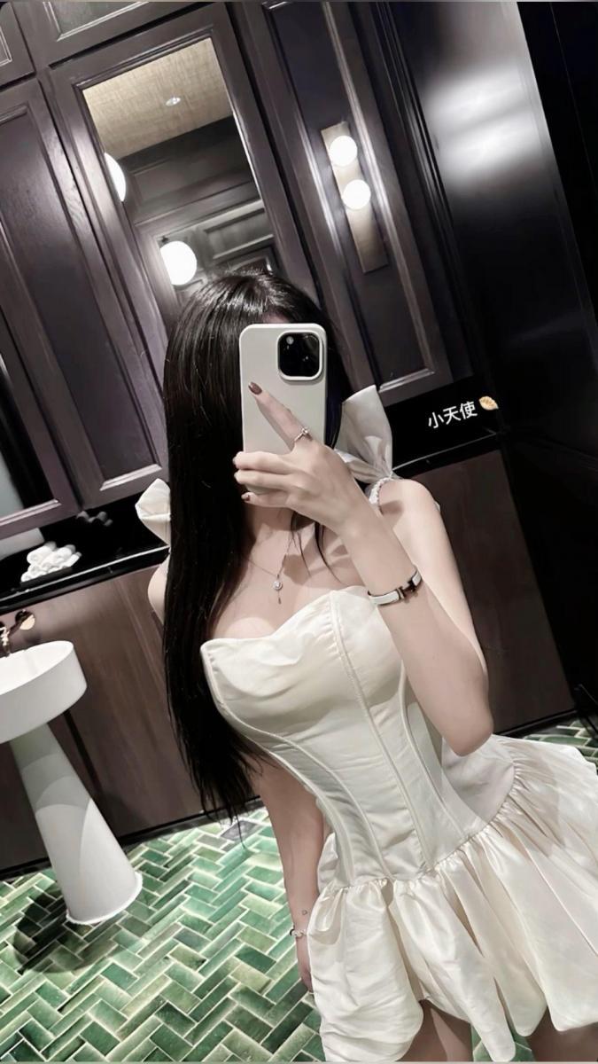 Ảnh gái xinh trong trang phục đầm thật lưng