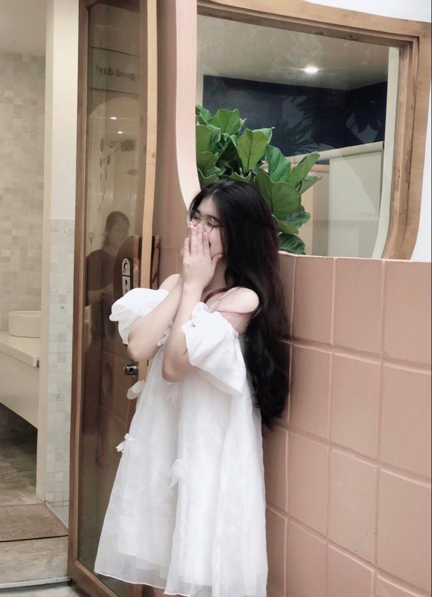Gái xinh thả rông trong trang phục đầm tóc đen