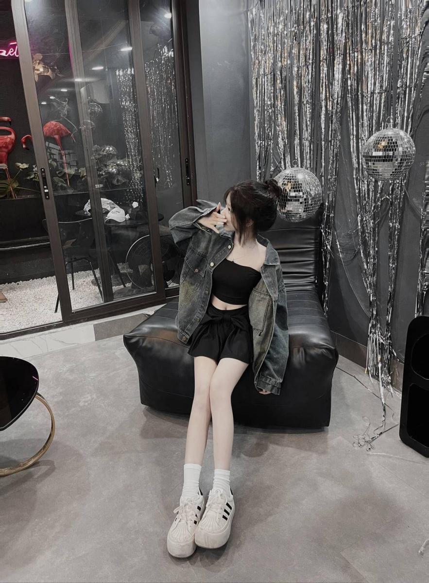 Gái xinh mặc bikini màu trắng khoe hàng đẹp