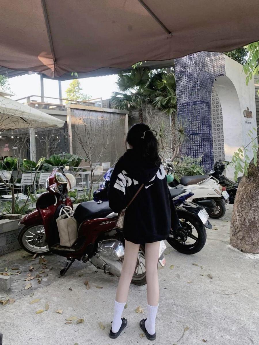 Ảnh bé gái xinh trong thời trang đen cá tính