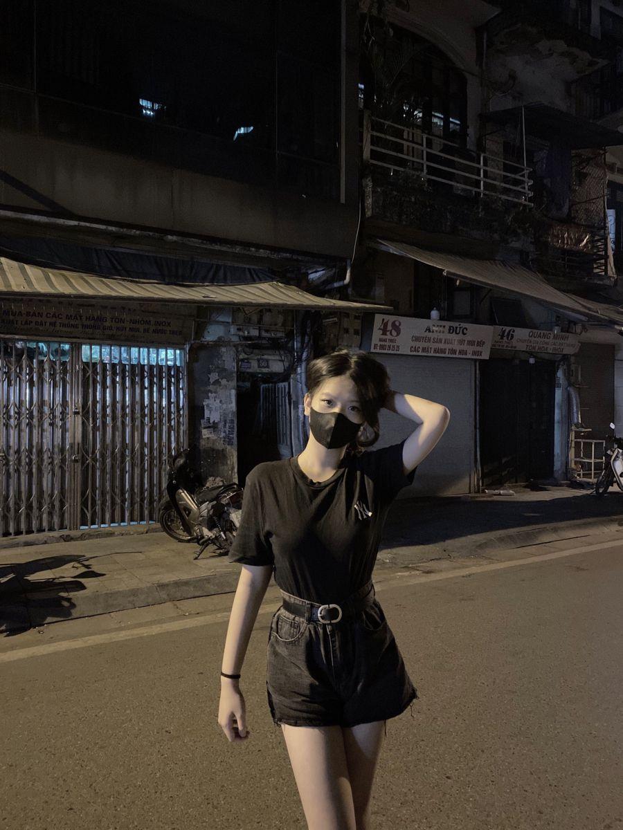 Gái xinh khoe ngực to trong thời trang đen