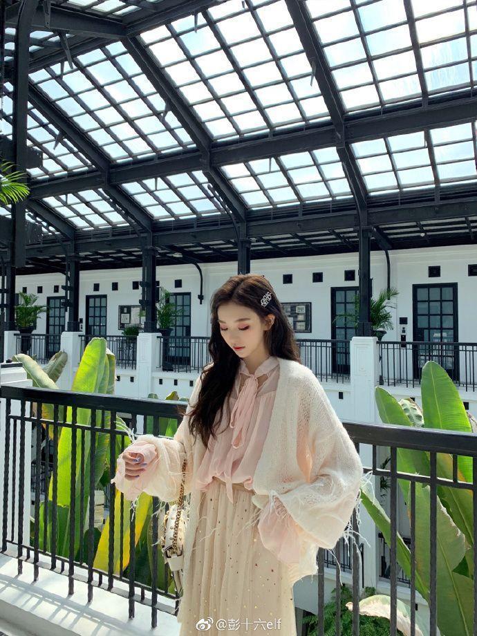 Gái xinh khoe ngực trong thời trang đầm xinh đẹp