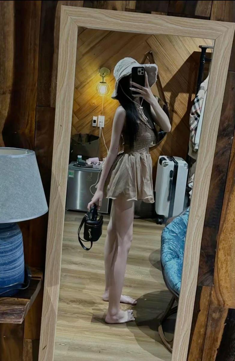 Gái xinh xinh com với ngực to thời trang đùi
