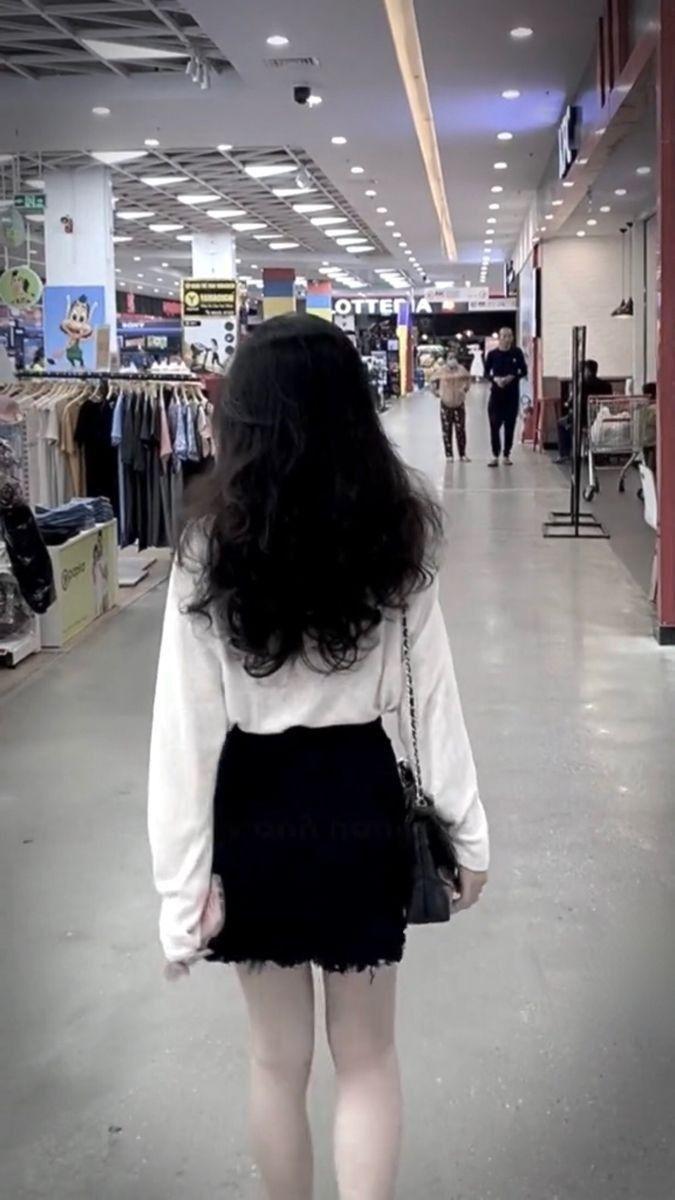 Gái xinh khoe thân trong váy trắng và khẩu trang