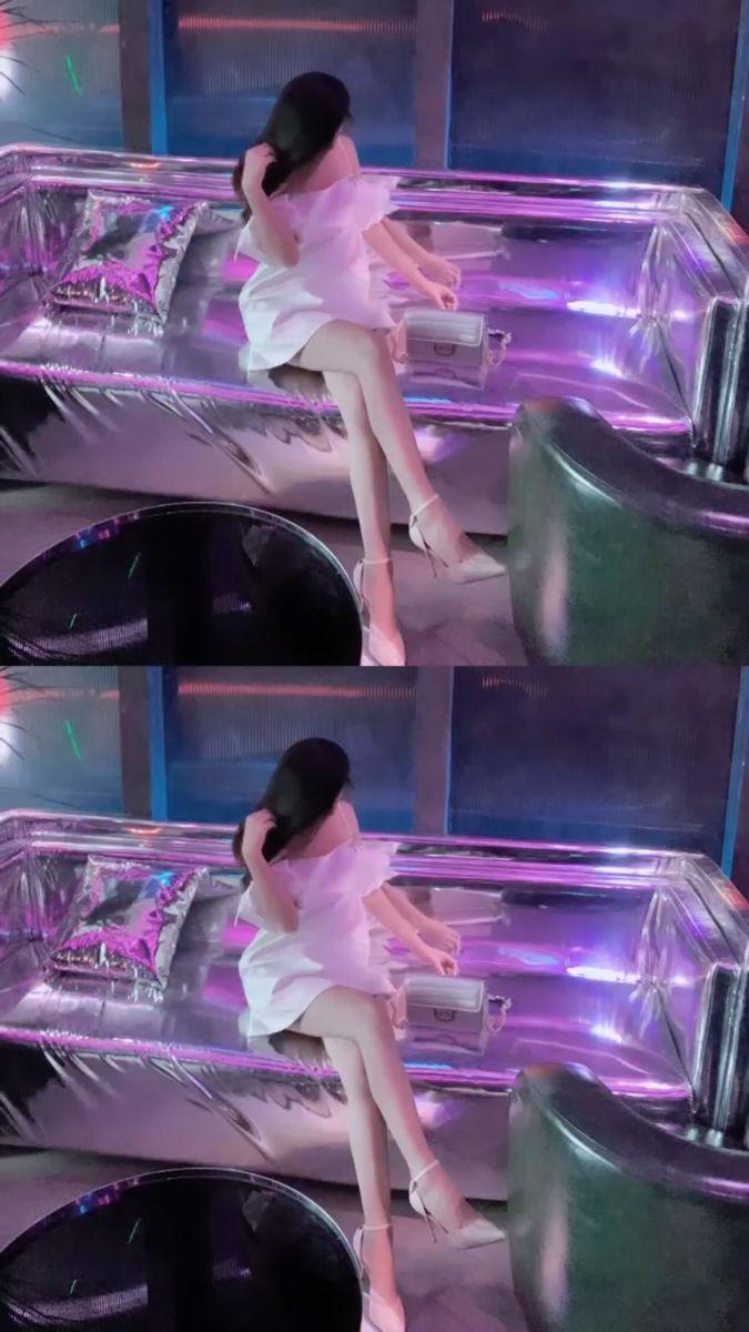 Gái xinh khóc trong bộ bikini sexy