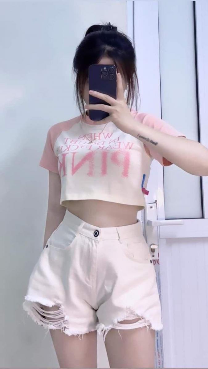 Gái xinh hot trong thời trang hồng áo crop top