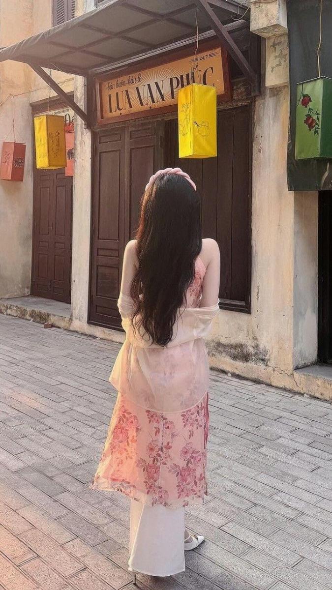 Gái xinh ngủ trong trang phục hồng xinh đẹp