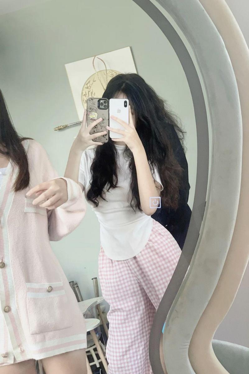 Ảnh gái xinh nằm trong thời trang hồng gợi cảm