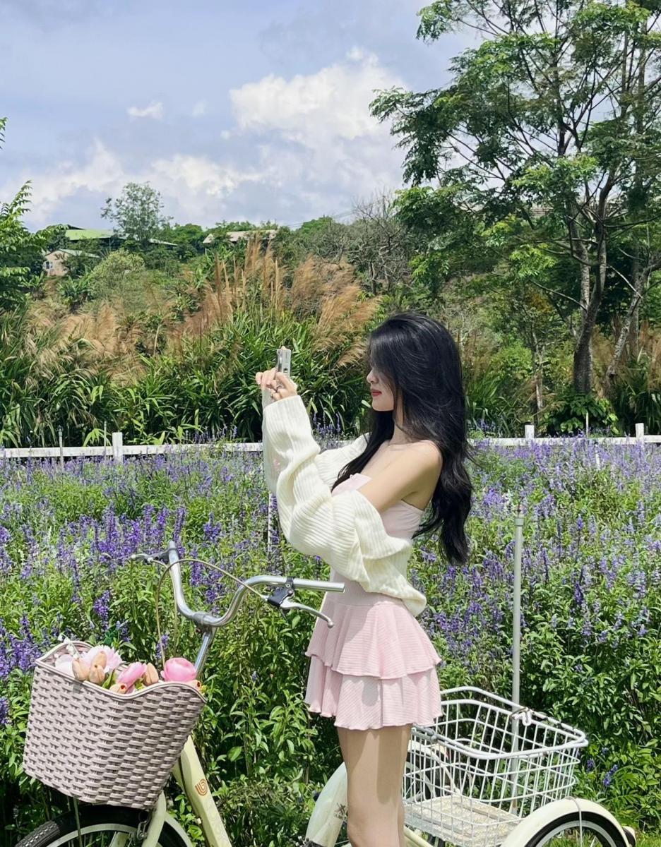 Gái xinh thoả thân trong thời trang hồng mùa xuân