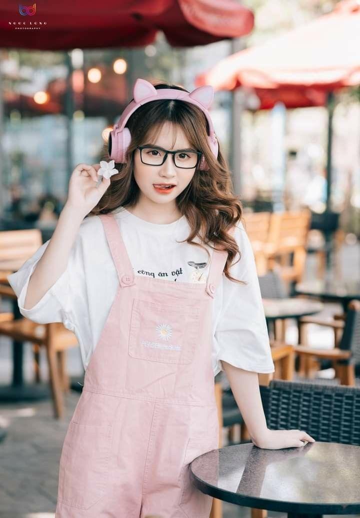 Ảnh gái xinh mặc đồ ngủ với tóc dài hồng
