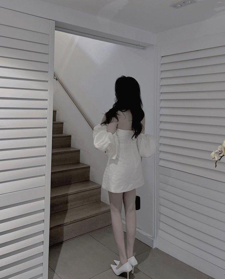 Gái xinh 123 che mặt trong bộ thời trang lưng người
