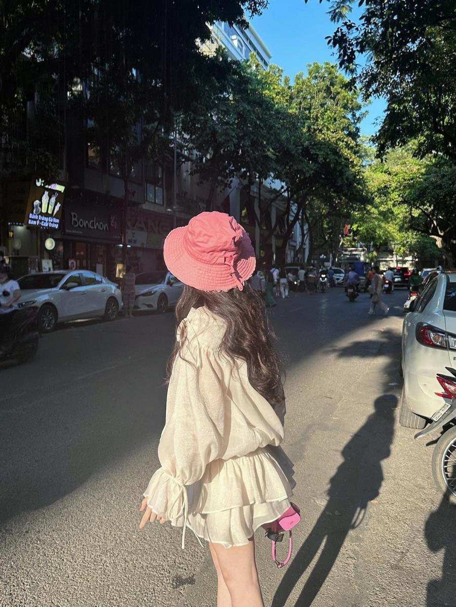 Gái xinh thoả thân trong thời trang cởi trần