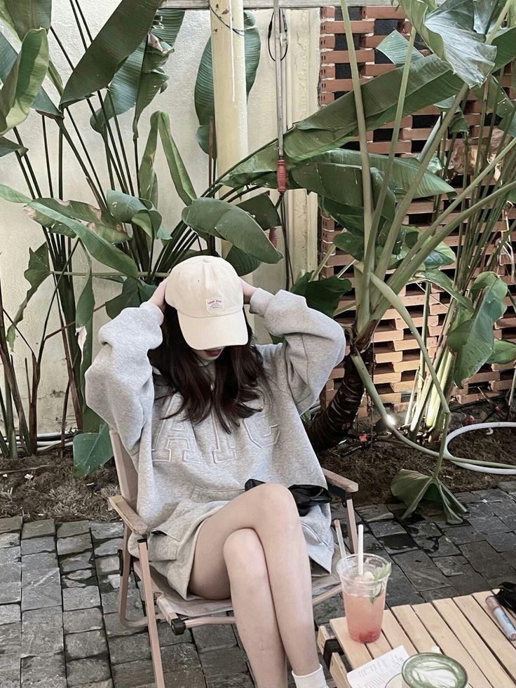 Ảnh cô gái xinh với ngực to trong thời trang mũ đội đầu