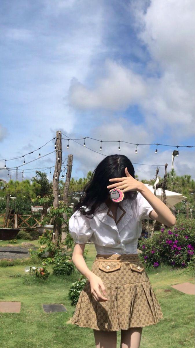 Gái xinh múa cột trong trang phục mùa hè