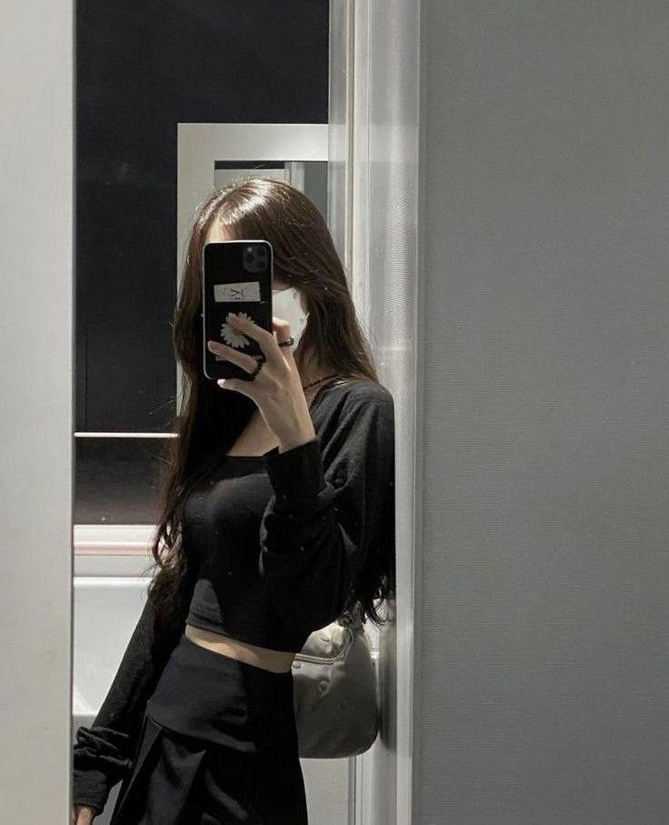 Gái xinh thoả thân trong thời trang cởi trần