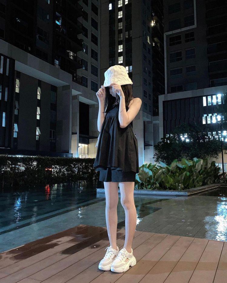 Gái xinh mặc váy trắng ngắn khoe sắc đẹp