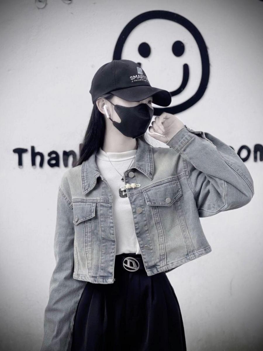 Bộ ảnh gái xinh với áo mưa và mũ lưỡi trai
