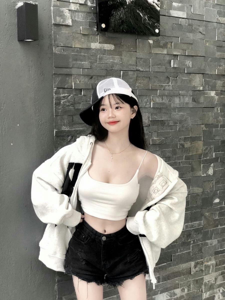 Gái xinh mặc bikini màu trắng khoe sắc đẹp