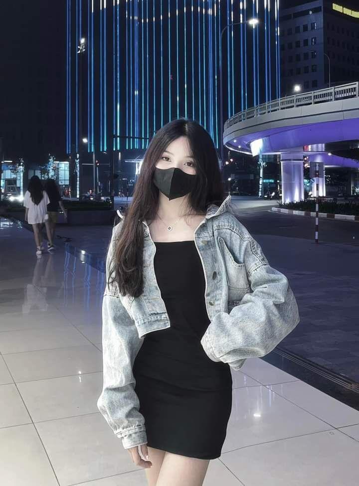 Gái xinh thoả thân trong bộ quần bò sát