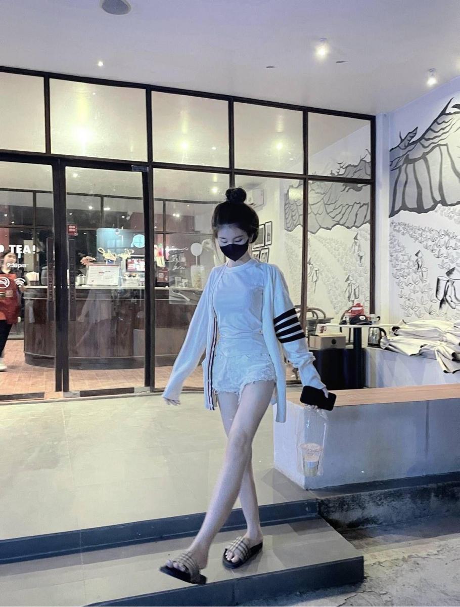 Ảnh gái xinh khoe hàng trong thời trang thiết kế