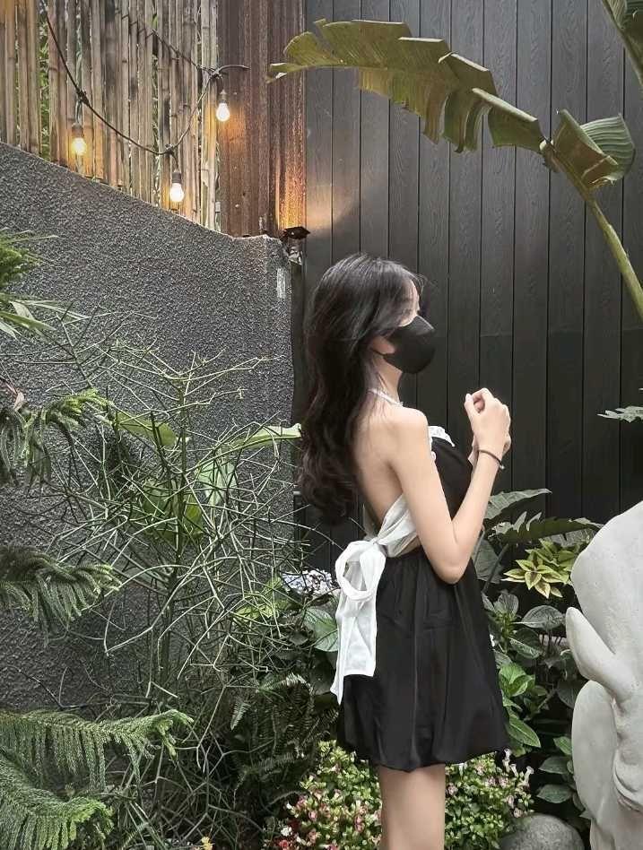 Gái Xinh Sexy Với Ngực To Thời Trang Đen